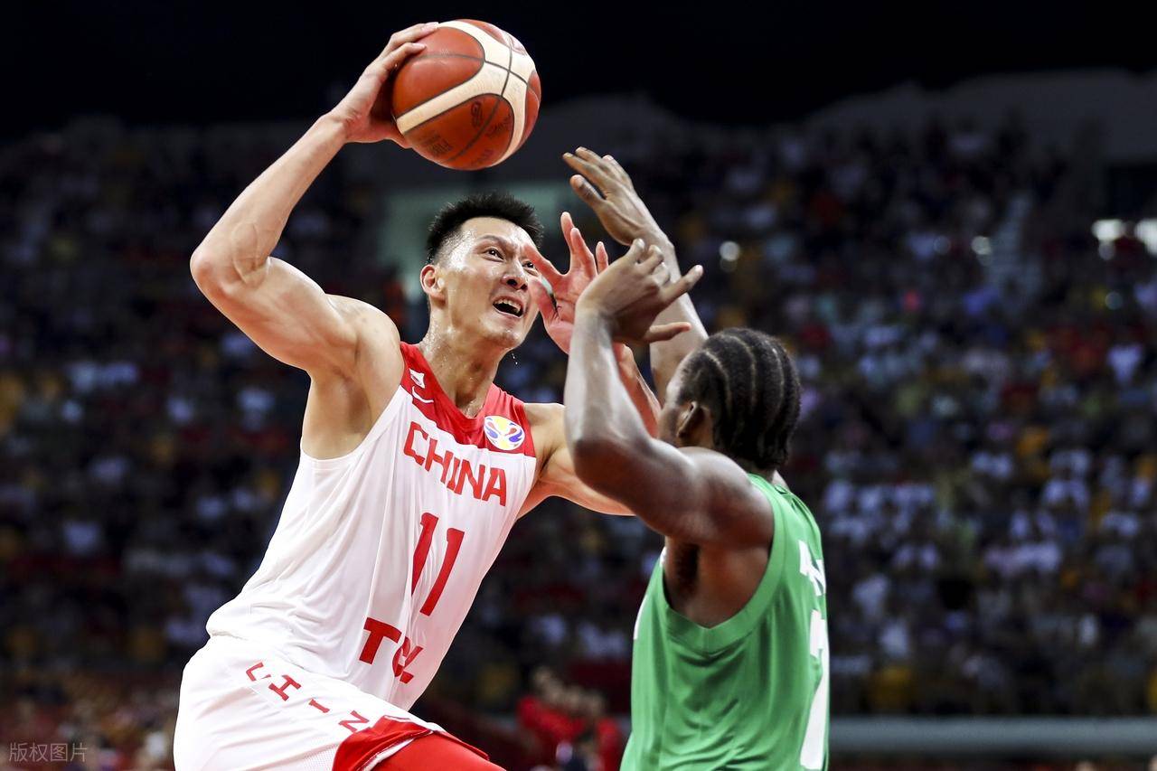 包含周琦篮下统治力尽显，新疆男篮稳步推进的词条